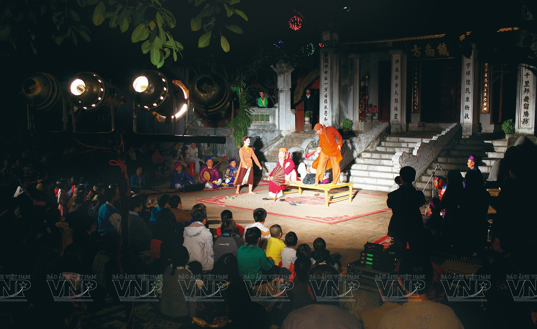 Nghệ sĩ biểu diễn chèo trên chiếu chèo sân đình truyền thống tại đình Kim Liên