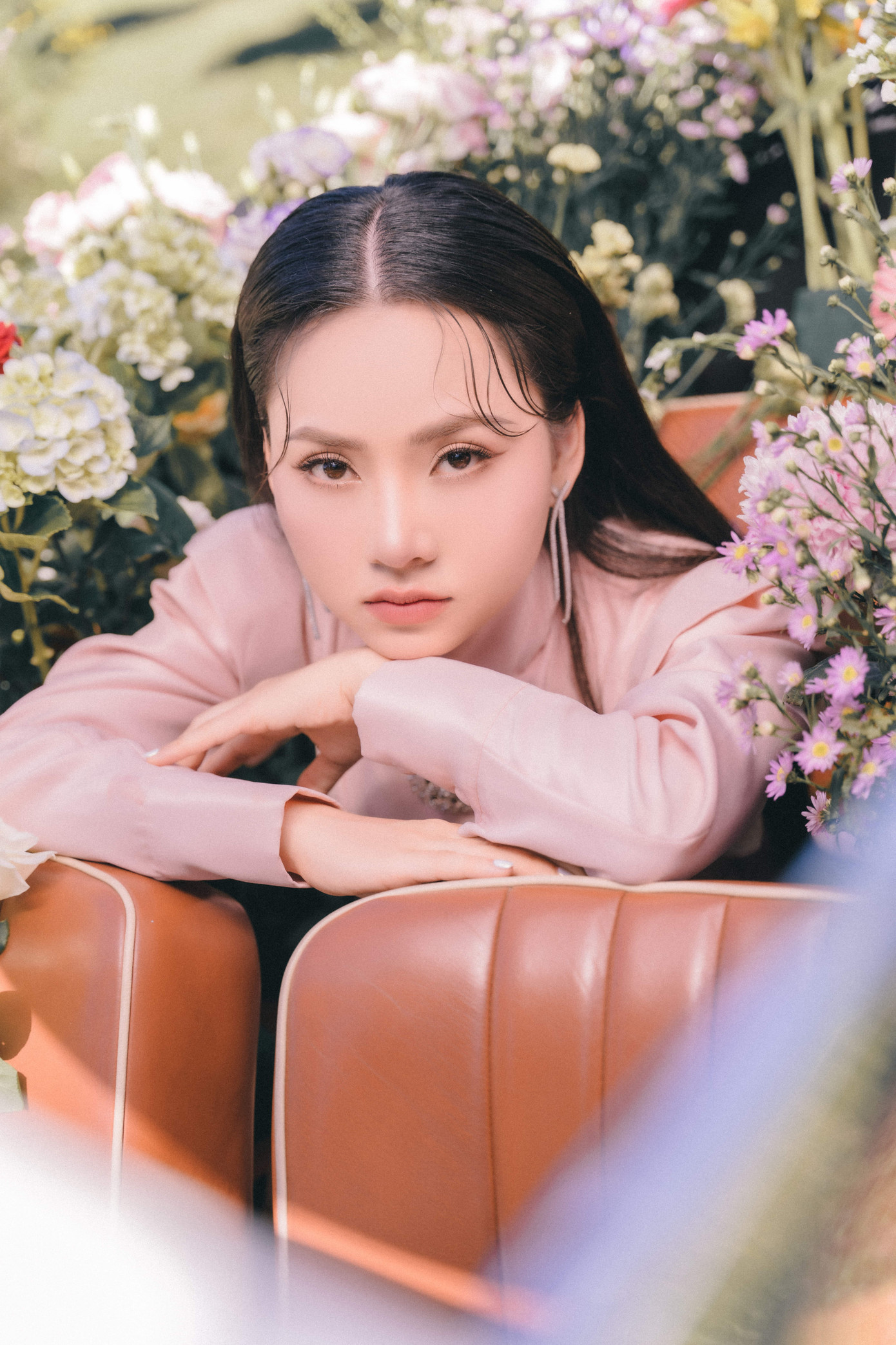 Ngô Lan Hương trẻ trung trong một clip cover, biểu tượng của sự khởi đầu sự nghiệp ca hát từ Thanh Hóa.