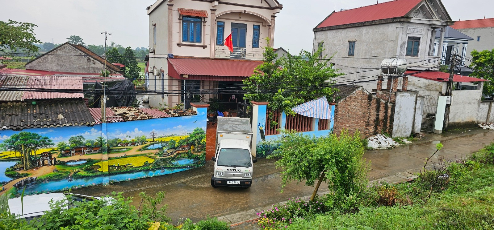 Ngôi nhà của anh Quế rực rỡ sắc màu của gia đình anh Quế ở ven đê sông Cầu