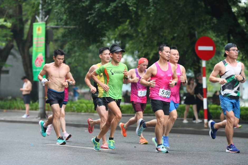 Người dân chạy bộ tại Hồ Gươm Hà Nội