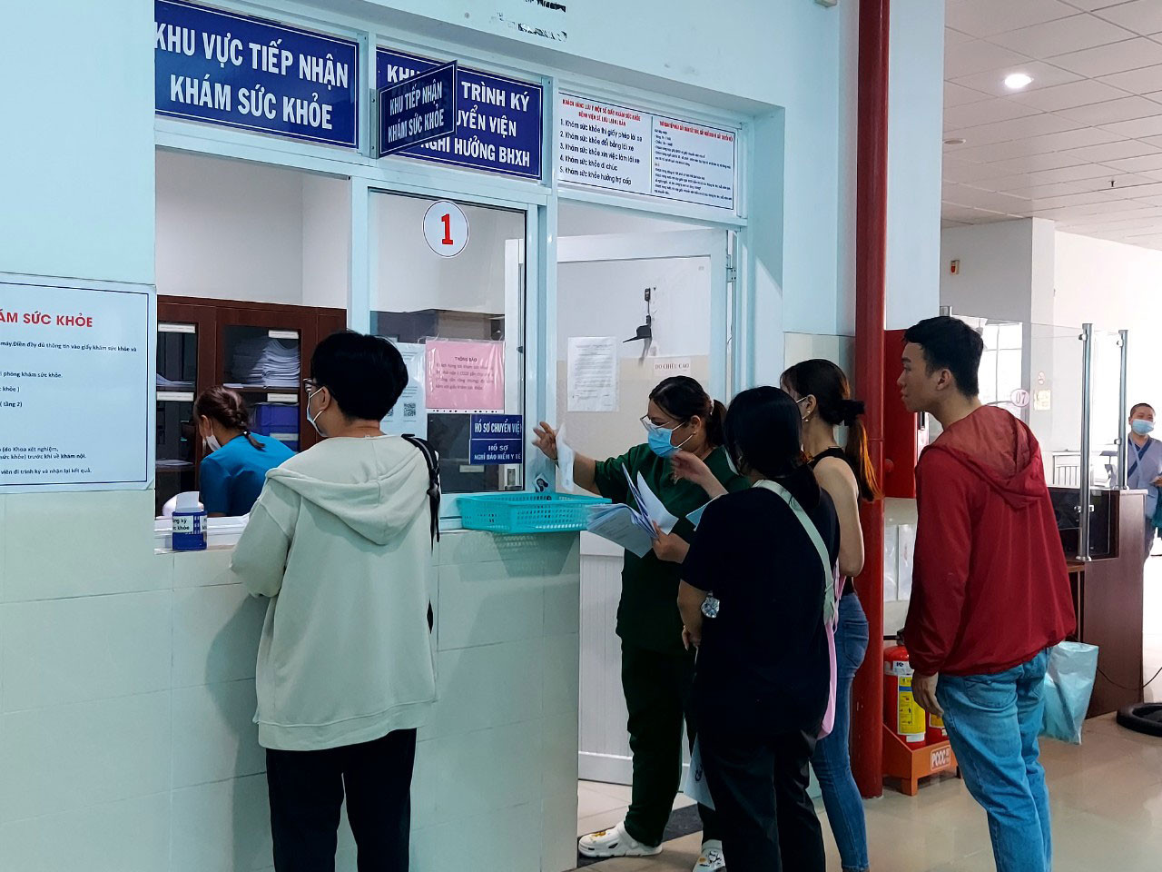 Người dân thực hiện quy trình khám bệnh tại Bệnh viện Gò Vấp, TP HCM để có giấy khám bệnh nghỉ ốm hợp pháp