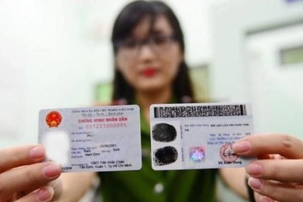 Người dân thực hiện thủ tục công chứng căn cước công dân tại văn phòng