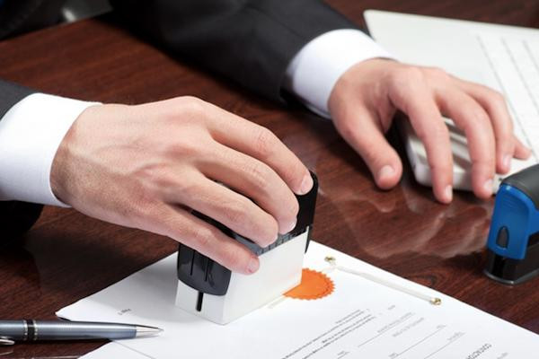 Người dân thực hiện thủ tục photo công chứng bản sao tại văn phòng công chứng