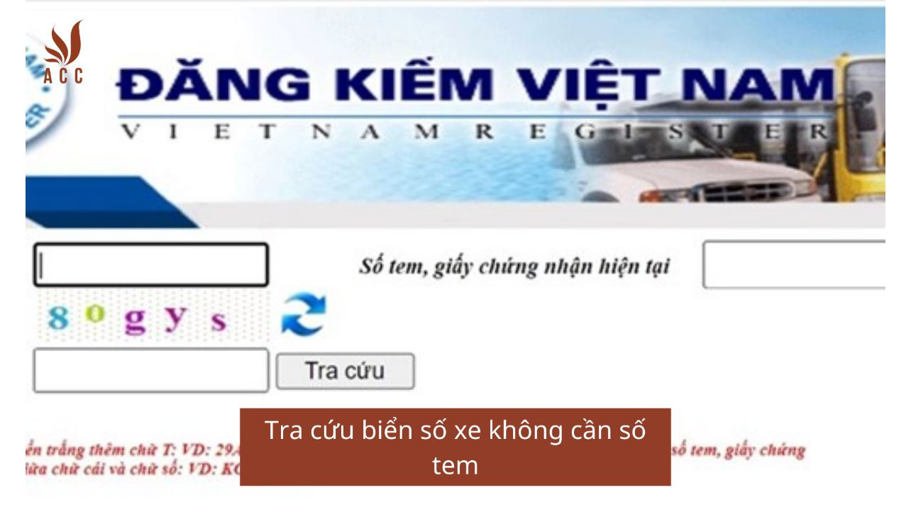 Người đang cầm giấy đăng ký xe máy để xem thông tin số tem giấy chứng nhận