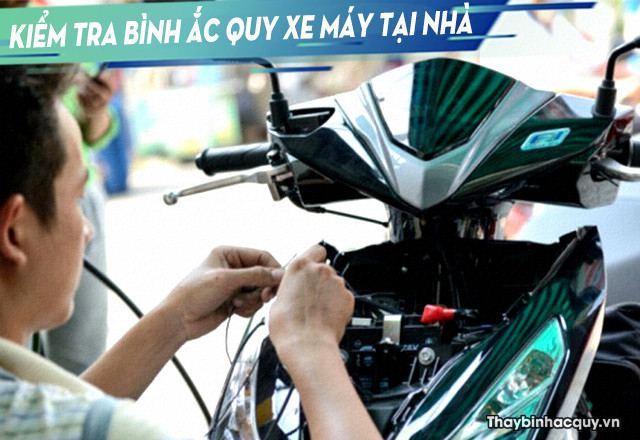 Người đang chỉ vào vị trí lắp đặt bình ắc quy trên xe Honda Air Blade