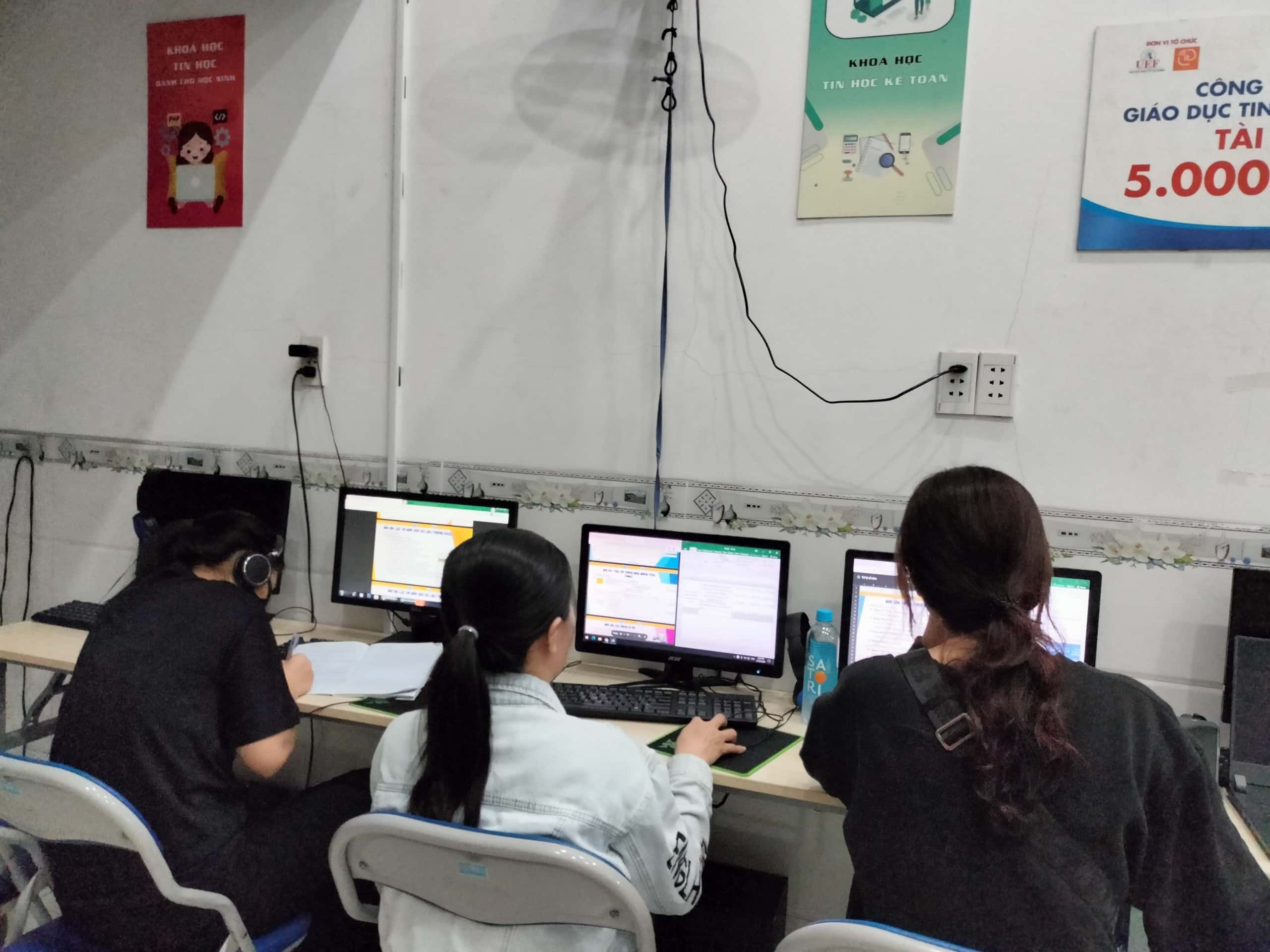 Người đang học tin học văn phòng với máy tính