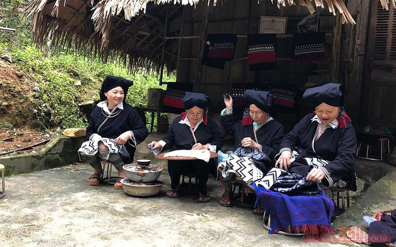 Người Dao Tiền sinh sống tại Đà Bắc Hòa Bình với trang phục truyền thống.