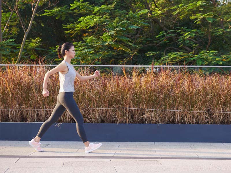 Người đi bộ ở các độ tuổi khác nhau với tốc độ và quãng đường đi bộ phù hợp.