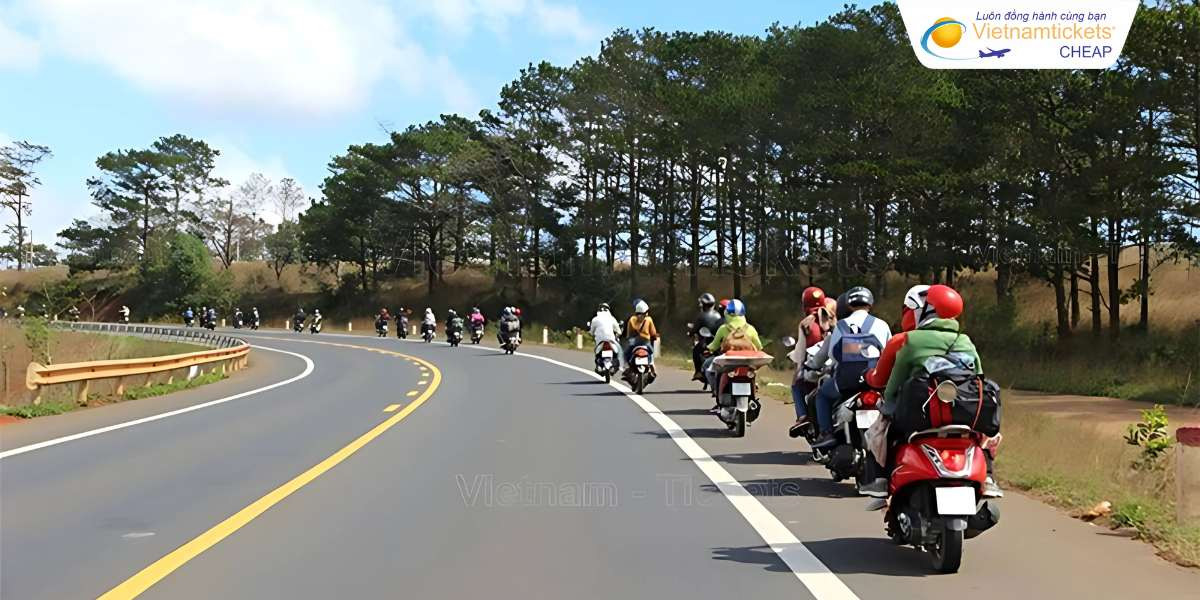 Người đi xe máy trên con đường dẫn đến núi Bà Đen