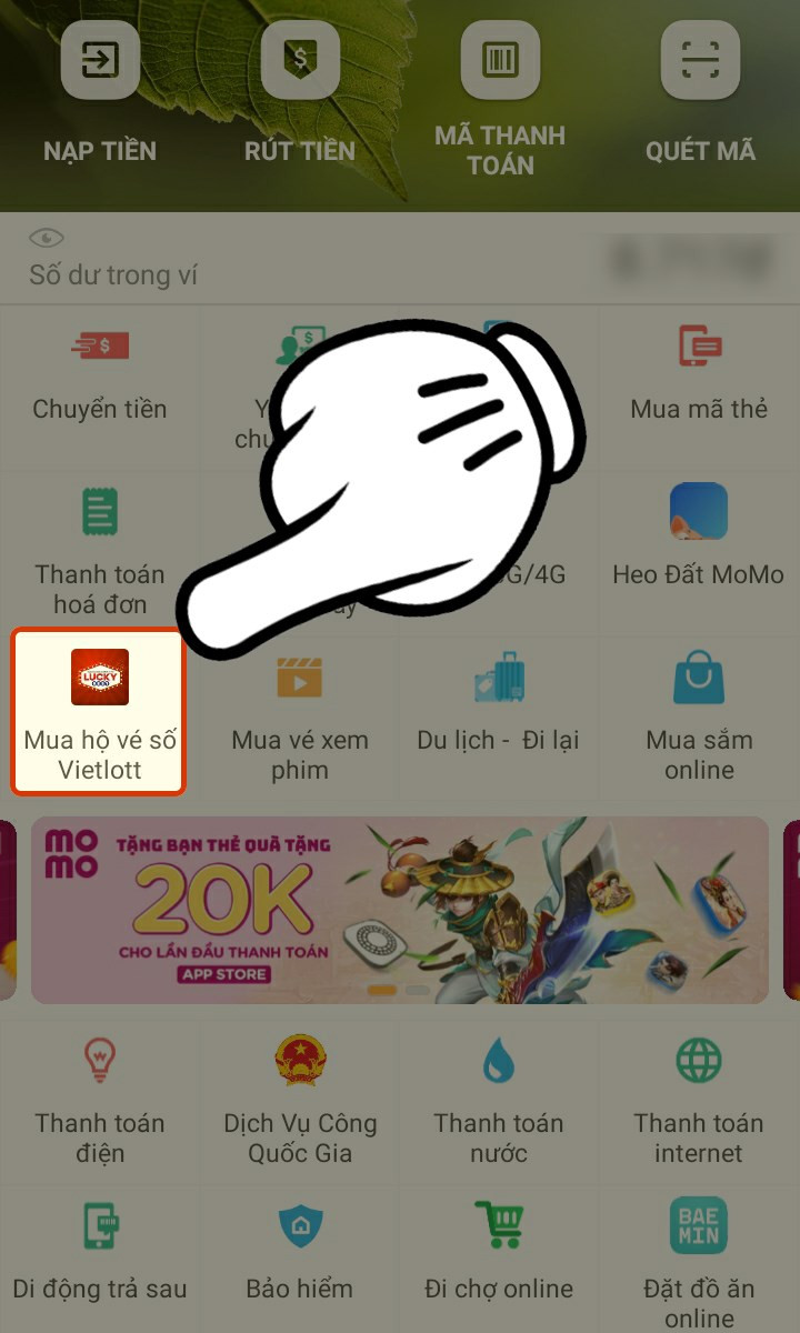 Người dùng đang mở ứng dụng MoMo để mua vé số Vietlott trực tuyến