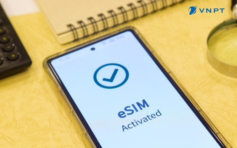 Người dùng đang tương tác với điện thoại thông minh để cài đặt eSIM VinaPhone