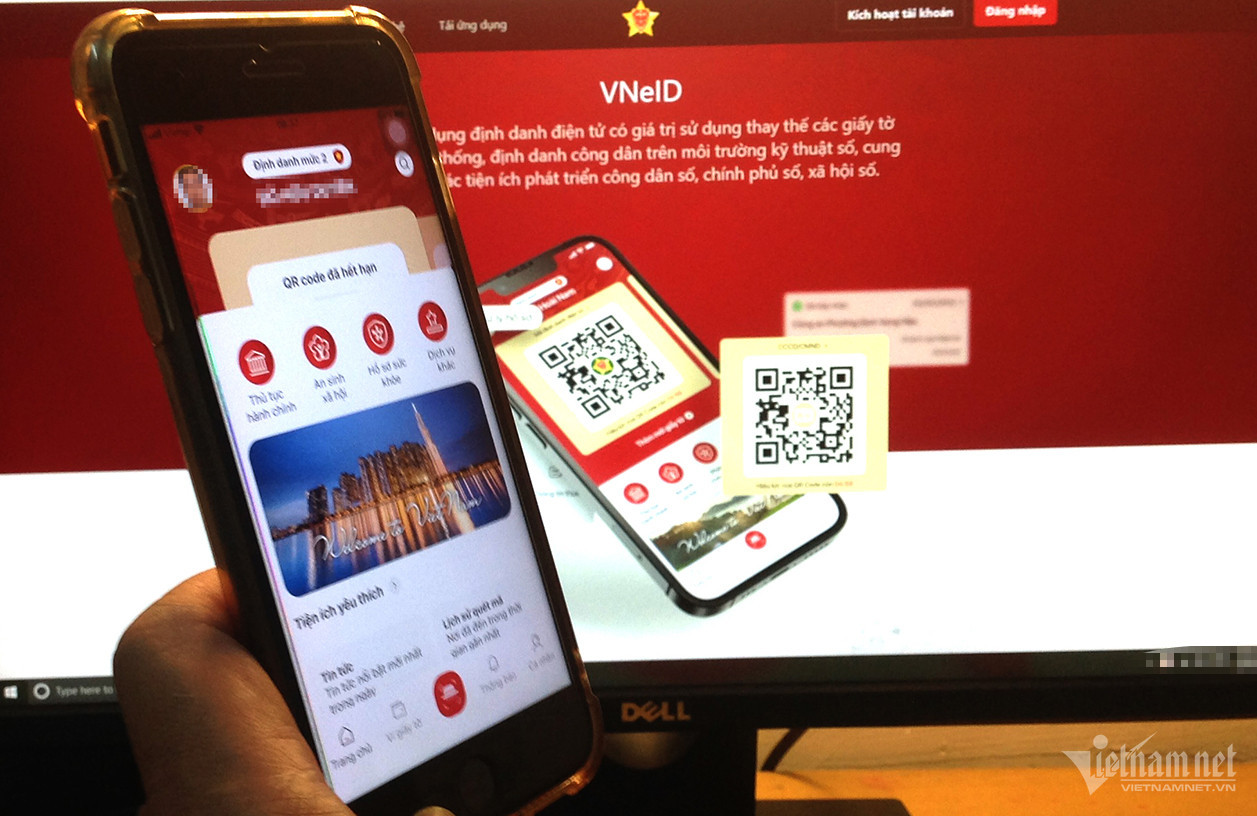 Người dùng VNeID đang xem thông tin cá nhân được bảo vệ bởi passcode