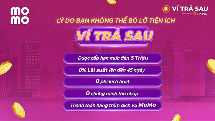 Người phụ nữ đang thanh toán hóa đơn điện tử qua ứng dụng MoMo