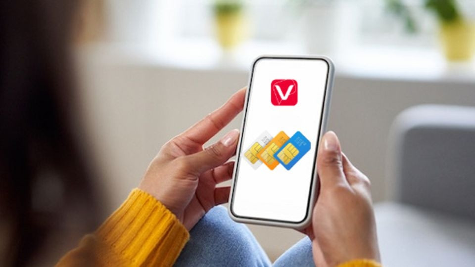 Người phụ nữ đang thực hiện đăng ký thông tin sim chính chủ Viettel tại quầy giao dịch