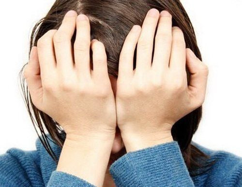 Người phụ nữ đau đầu do căng thẳng kéo dài, một yếu tố gây đau bao tử và ảnh hưởng sức khỏe tổng thể.