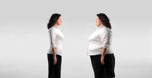 Người phụ nữ tập đi bộ ngoài trời, giúp giảm cân hiệu quả khi đạt mốc 10 ngàn bước là bao nhiêu km