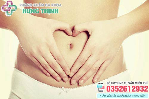 Người phụ nữ tìm hiểu về sức khỏe sinh sản, quan tâm đến khám phụ khoa ở đâu tốt Hà Nội