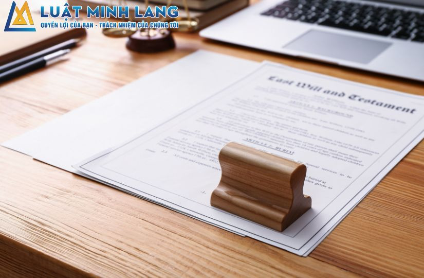 Người thực hiện thủ tục lập di chúc tại văn phòng công chứng, đảm bảo tính pháp lý cho di sản thừa kế.