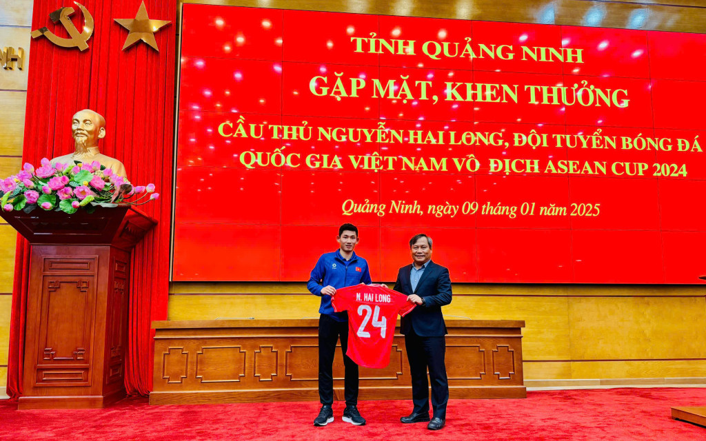 Nguyễn Hai Long, cầu thủ quê Tiên Yên, Quảng Ninh, trao áo đấu vinh danh quê hương