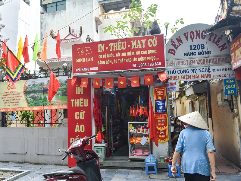 Những con phố cổ Hà Nội bày bán áo cờ đỏ sao vàng rực rỡ