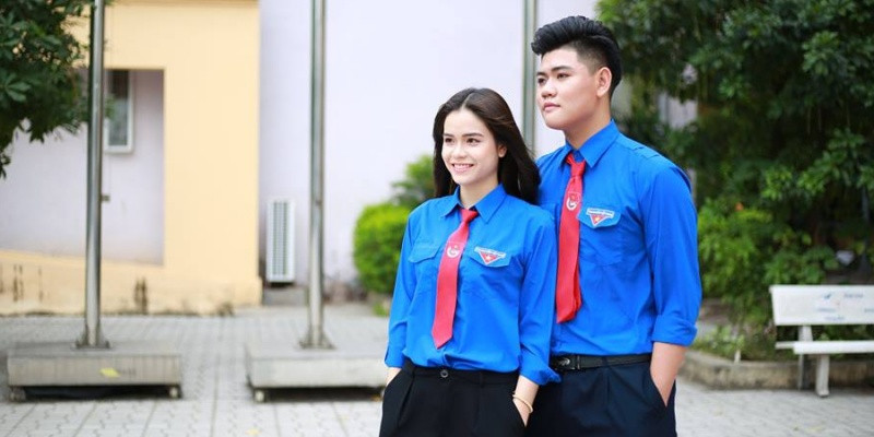 Những người trẻ mặc áo đoàn thanh niên tham gia hoạt động xã hội