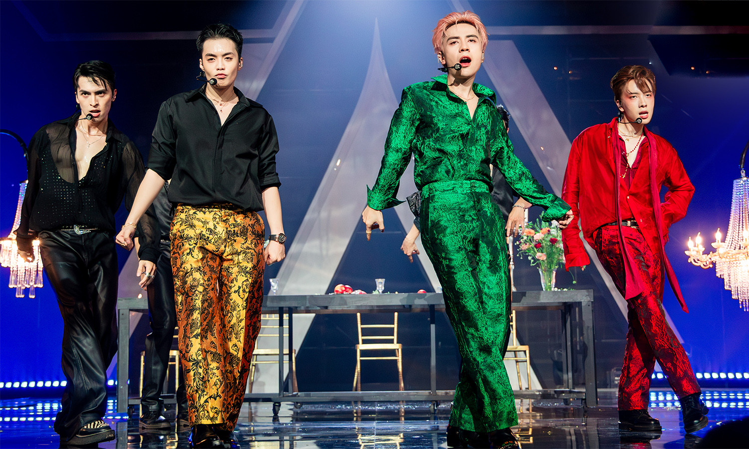 Nicky Monstar trình diễn ca khúc Catch me if you can trên sân khấu