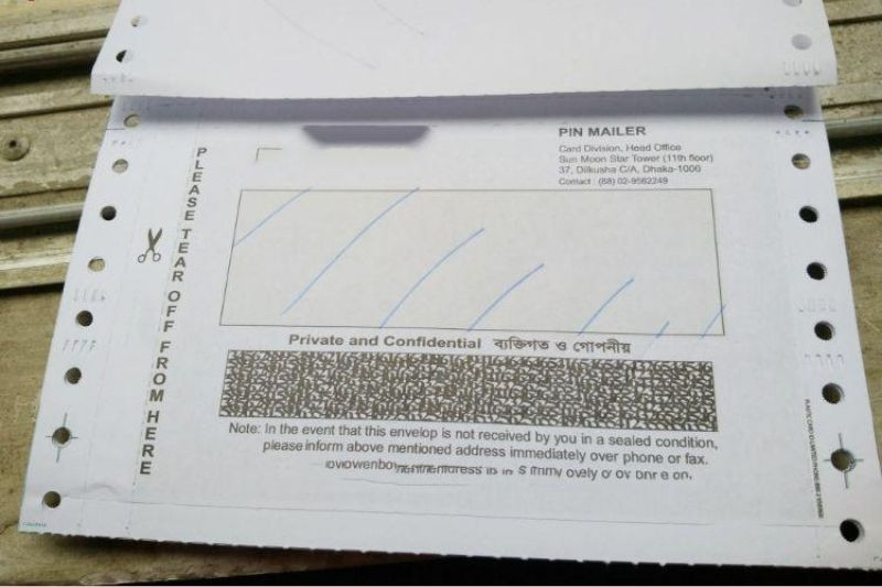 Phong bì chứa thẻ ATM và thông tin chi nhánh ngân hàng