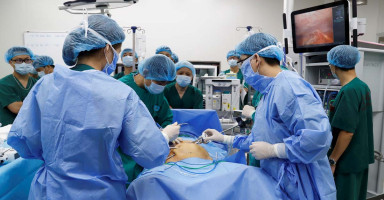 Phòng phẫu thuật hiện đại tại Bệnh viện K Tân Triều với công nghệ robot tiên tiến trong điều trị ung thư.