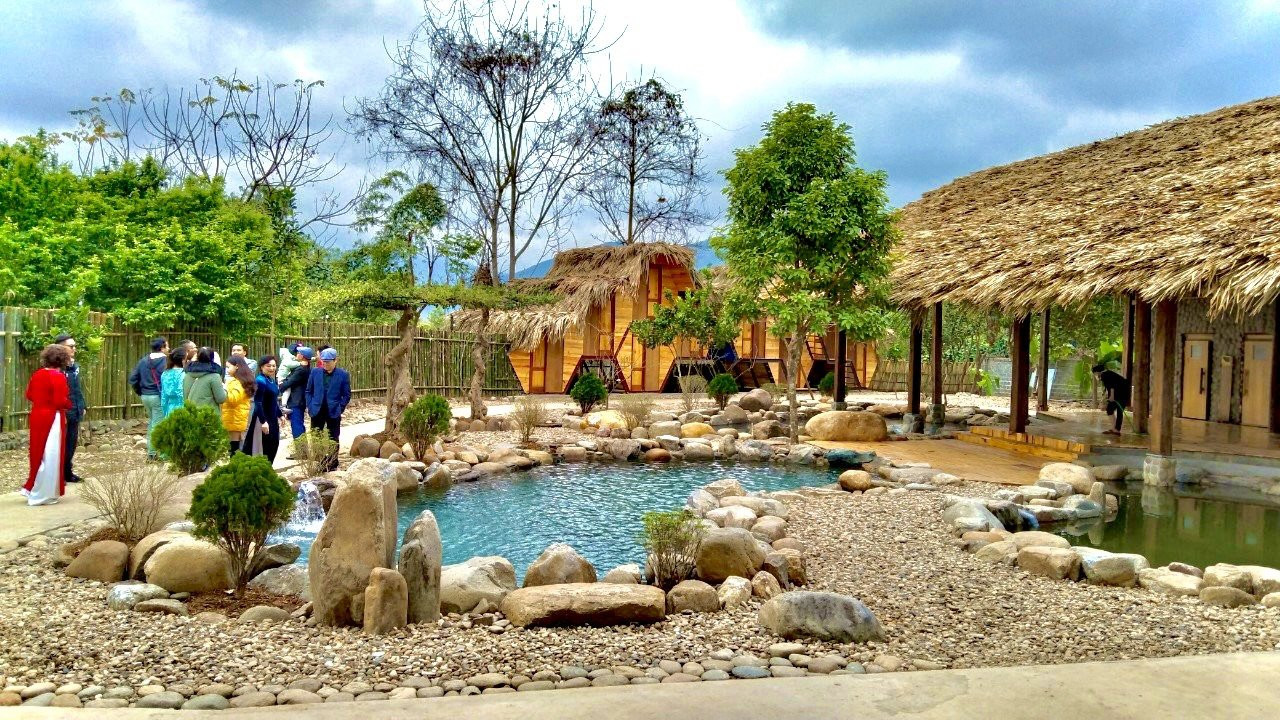 Quang cảnh khu nghỉ dưỡng Chuồn Chuồn Nghĩa Lộ yên bình giữa núi rừng Tây Bắc, gợi mở tiềm năng bất động sản nghỉ dưỡng.