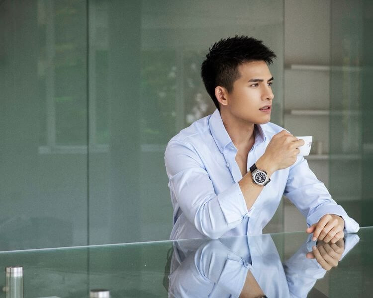 Quốc Thiên trẻ trung trên sân khấu biểu diễn với micro