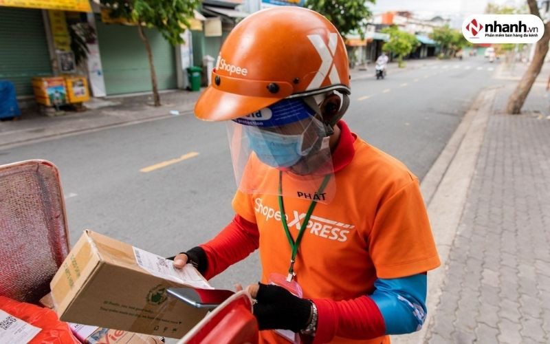 Quy trình xử lý đơn hàng tại trung tâm phân loại Xuyên A SOC của Shopee