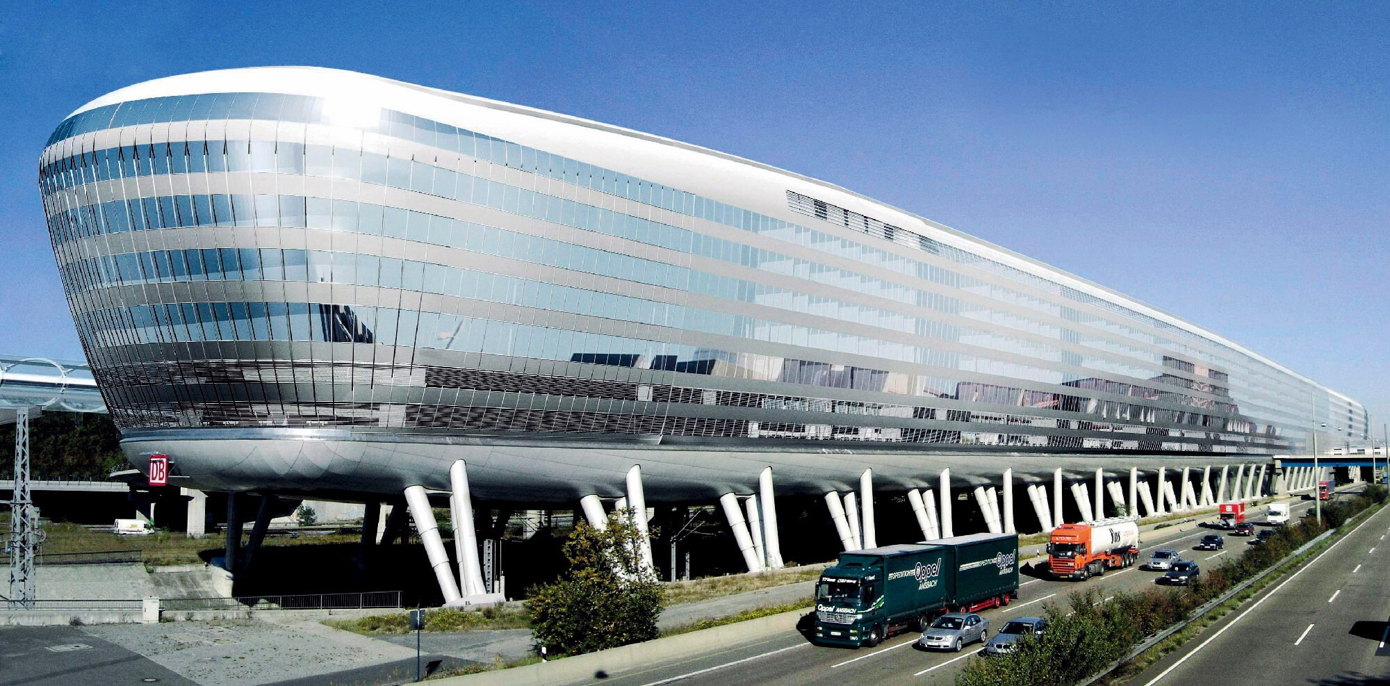 Sân bay Frankfurt nhìn từ trên cao, thể hiện vị trí cách trung tâm thành phố.