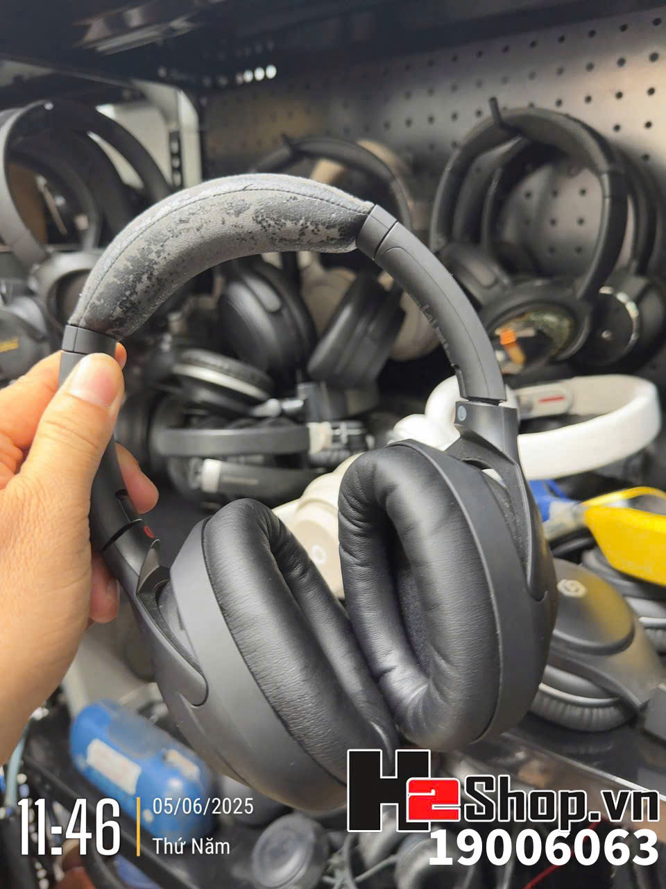 Tai nghe chụp tai với đệm bị bong tróc, cần được thay đệm tai nghe