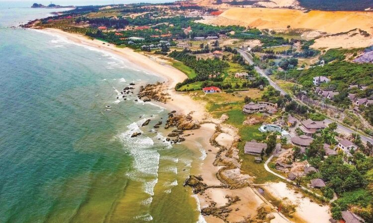 Tầm nhìn từ trên cao của một xa lộ hiện đại ở Việt Nam, xe cộ di chuyển nhanh chóng, thể hiện quãng đường từ TPHCM đến Bình Thuận bao nhiêu km