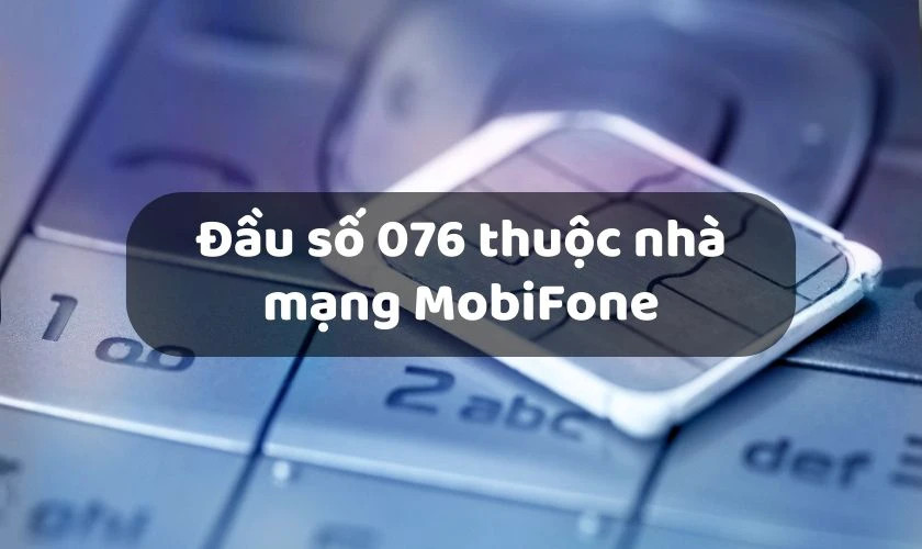 Thanh niên đang sử dụng điện thoại di động với sim 0766 MobiFone