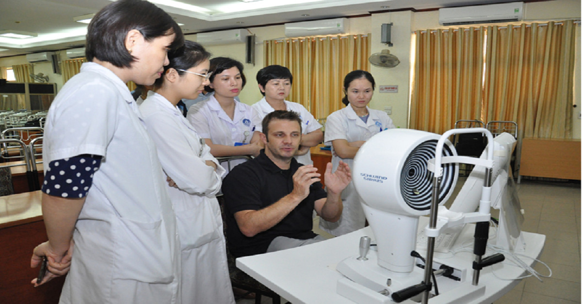 Thiết bị công nghệ SmartSurf hiện đại tại Bệnh viện Mắt Trung ương hỗ trợ phẫu thuật khúc xạ.