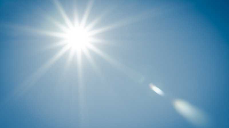 Tia UV từ mặt trời chiếu xuống trái đất, minh họa nguồn gốc tia tử ngoại