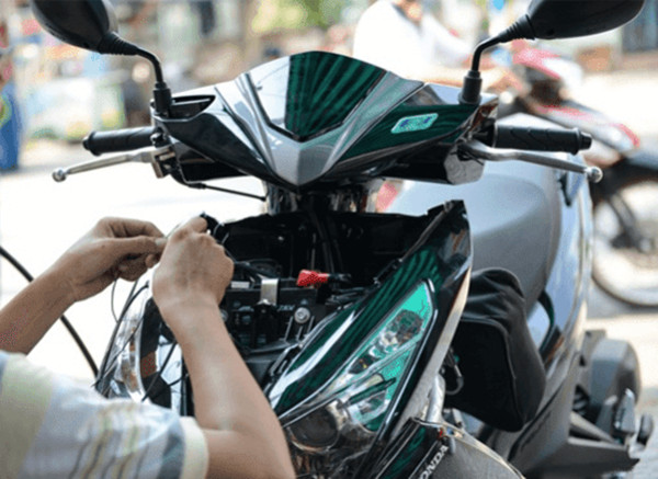 Tìm kiếm vị trí lắp đặt định vị xe máy an toàn và bí mật