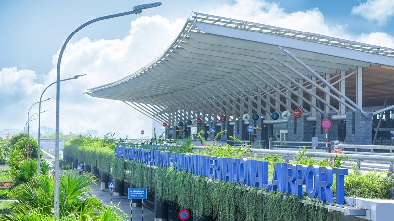 Toàn cảnh Cảng hàng không quốc tế Vân Đồn nhìn từ trên cao, thể hiện quy mô và kiến trúc hiện đại.