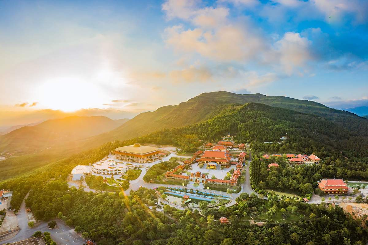 Toàn cảnh chùa Ba Vàng nhìn từ trên cao, nổi bật giữa màu xanh của núi rừng Uông Bí, Quảng Ninh.