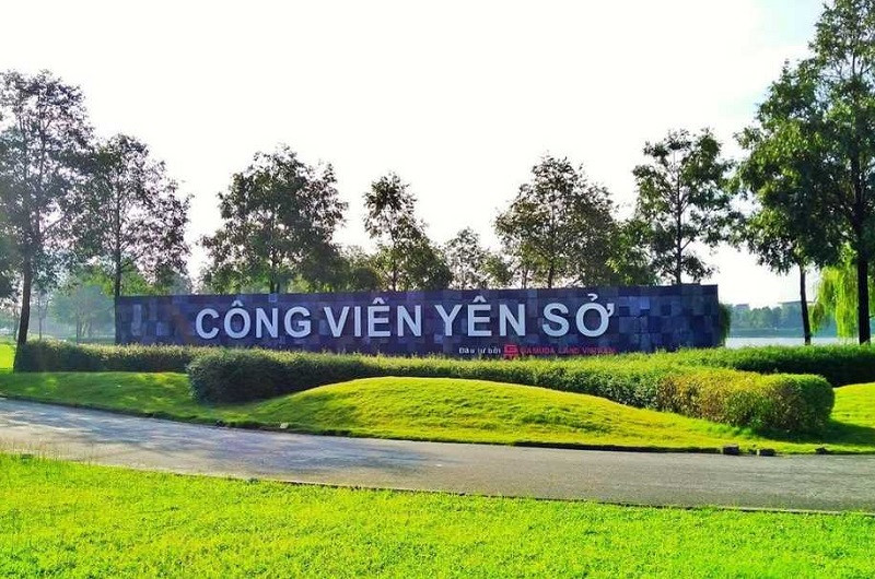 Toàn cảnh Công viên Yên Sở với hồ nước và cây xanh mát