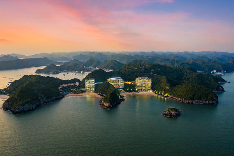 Toàn cảnh đảo Cát Bà nhìn từ trên cao, cho thấy vị trí bãi biển Cát Bà và các khu nghỉ dưỡng.