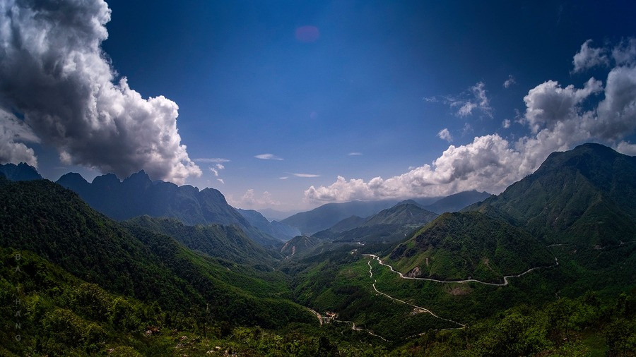 Toàn cảnh Đèo Ô Quy Hồ nhìn từ trên cao, con đường đèo uốn lượn hùng vĩ nối liền Lào Cai và Lai Châu