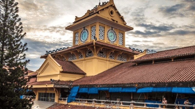 Toàn cảnh khu chợ Lớn Sài Gòn nhộn nhịp, cho thấy rõ vị trí trung tâm thương mại