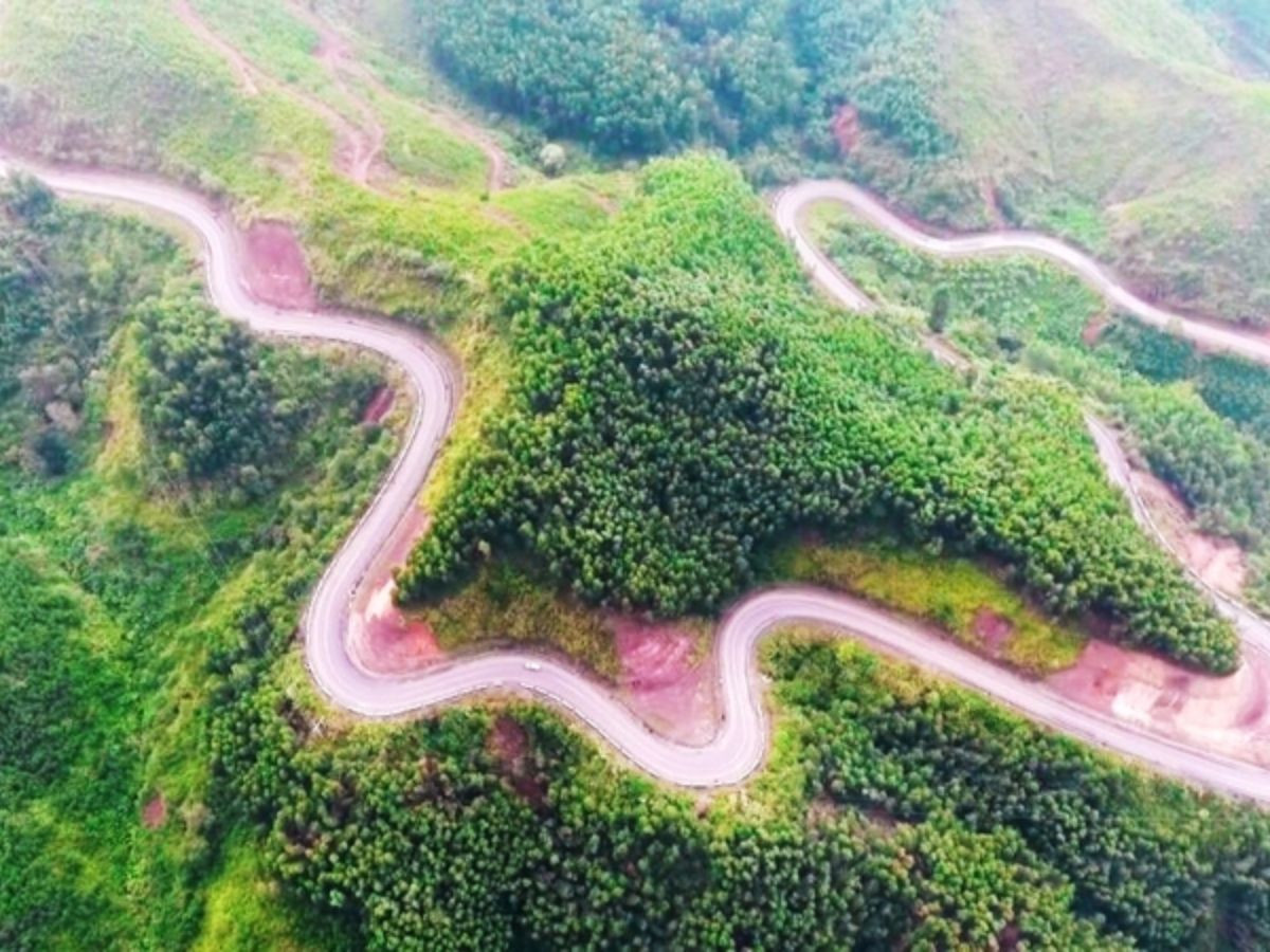 Toàn cảnh một đoạn đường đèo Phượng Hoàng ngoạn mục