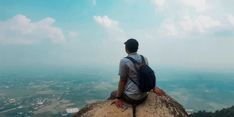 Toàn cảnh núi Bà Đen hùng vĩ từ trên cao tại Tây Ninh