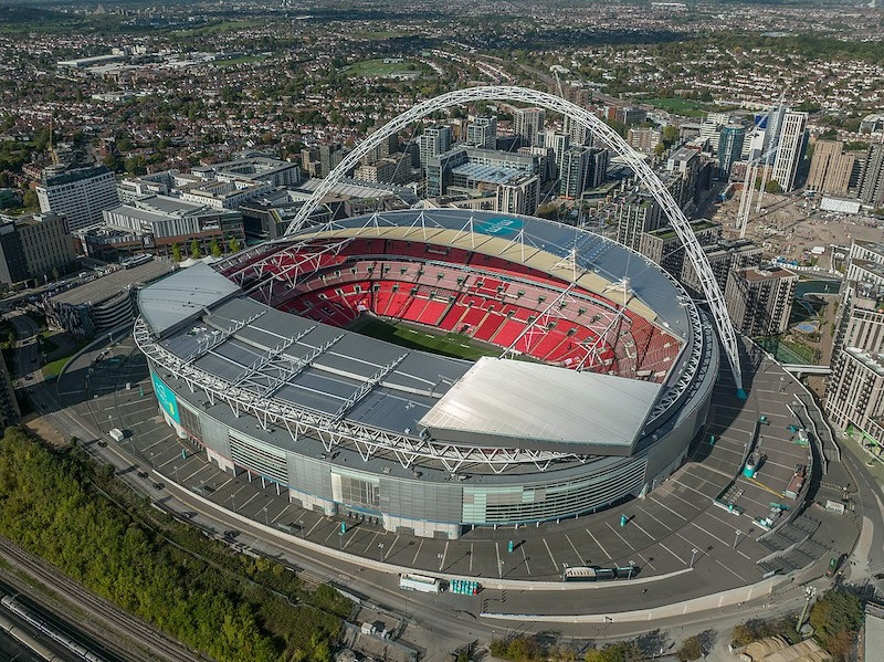 Toàn cảnh sân vận động Wembley hiện đại với kiến trúc mái vòm ấn tượng, tọa lạc tại London, Anh.