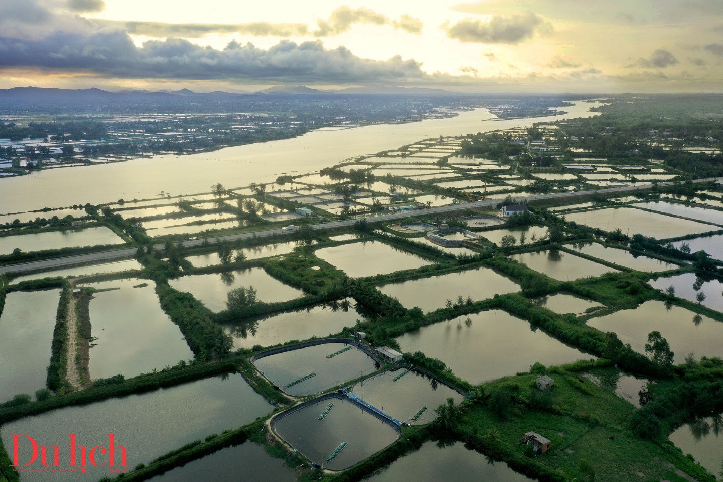 Toàn cảnh sông Trường Giang nhìn từ trên cao, dòng chảy uốn lượn