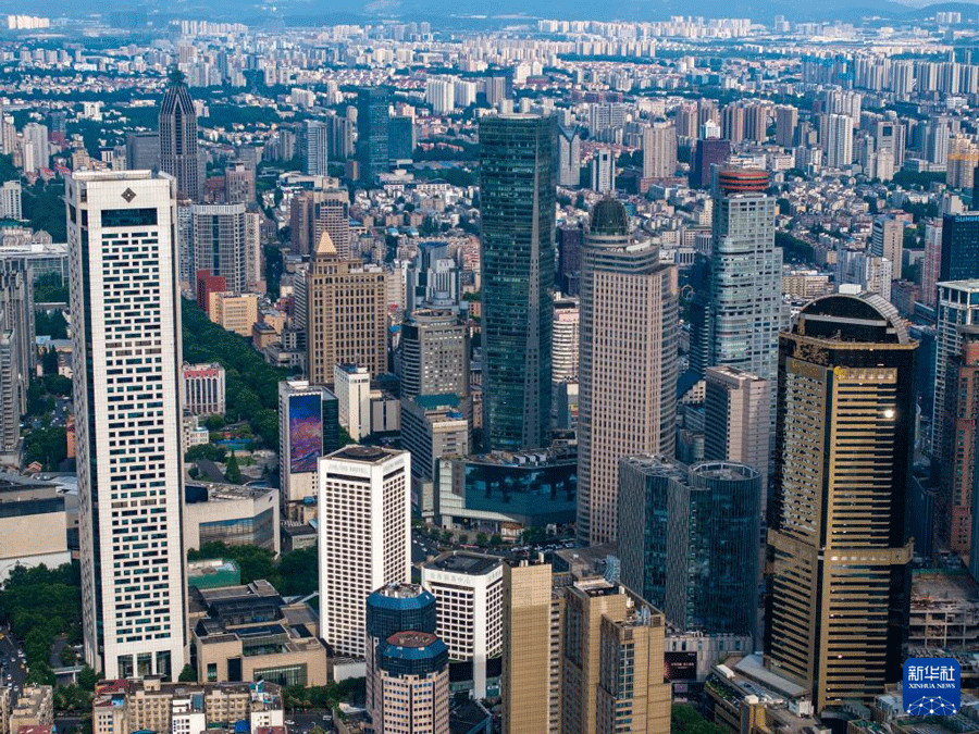 Toàn cảnh thành phố Nam Kinh Trung Quốc nhìn từ trên cao, thể hiện sự pha trộn kiến trúc cổ kính và hiện đại.