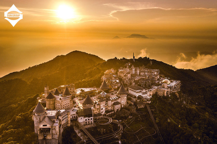 Tổng quan về Bà Nà Hill từ trên cao nhìn ra khung cảnh núi rừng hùng vĩ